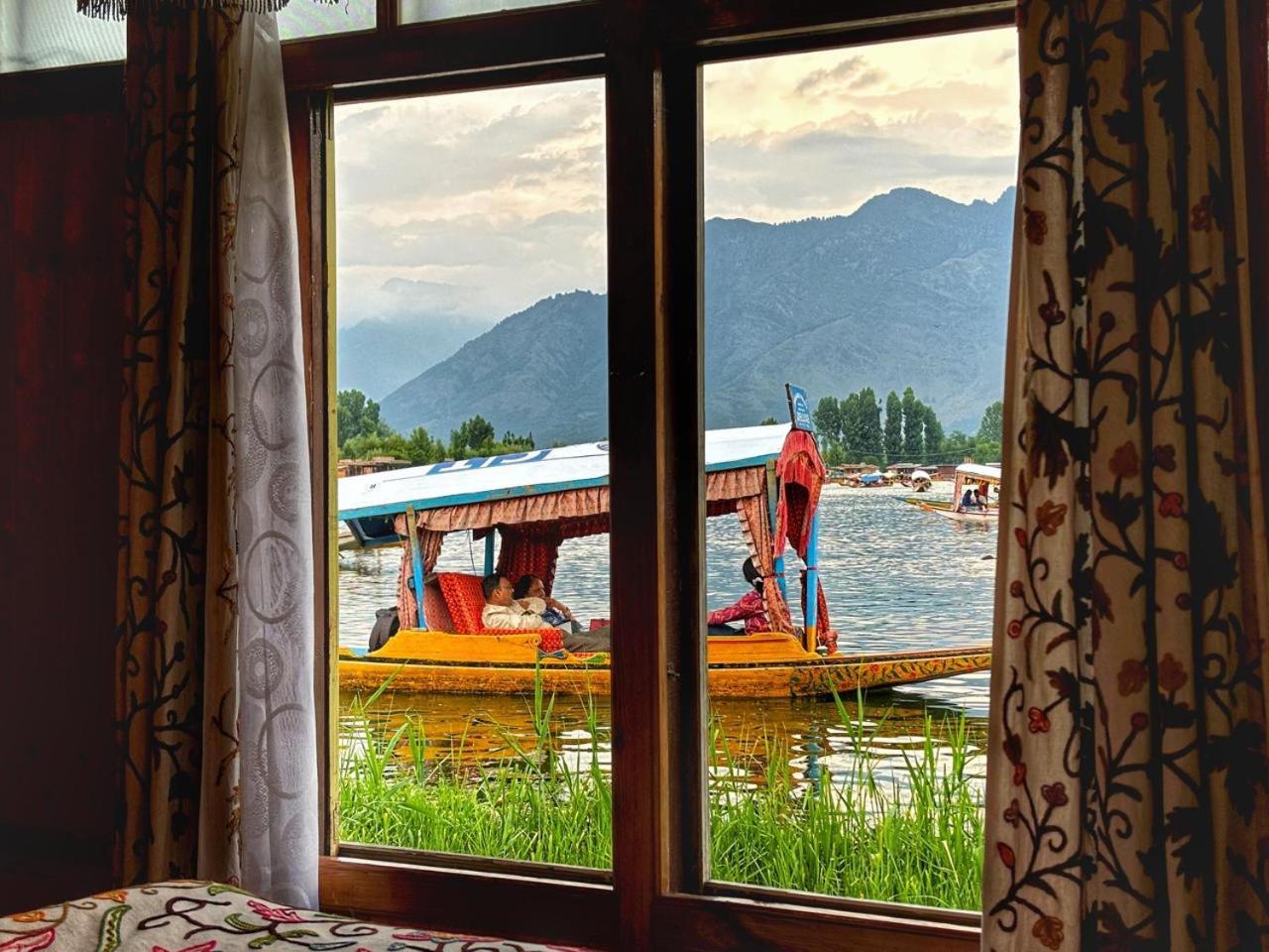 Hotel White House Group Of Houseboats Srīnagar Exterior foto