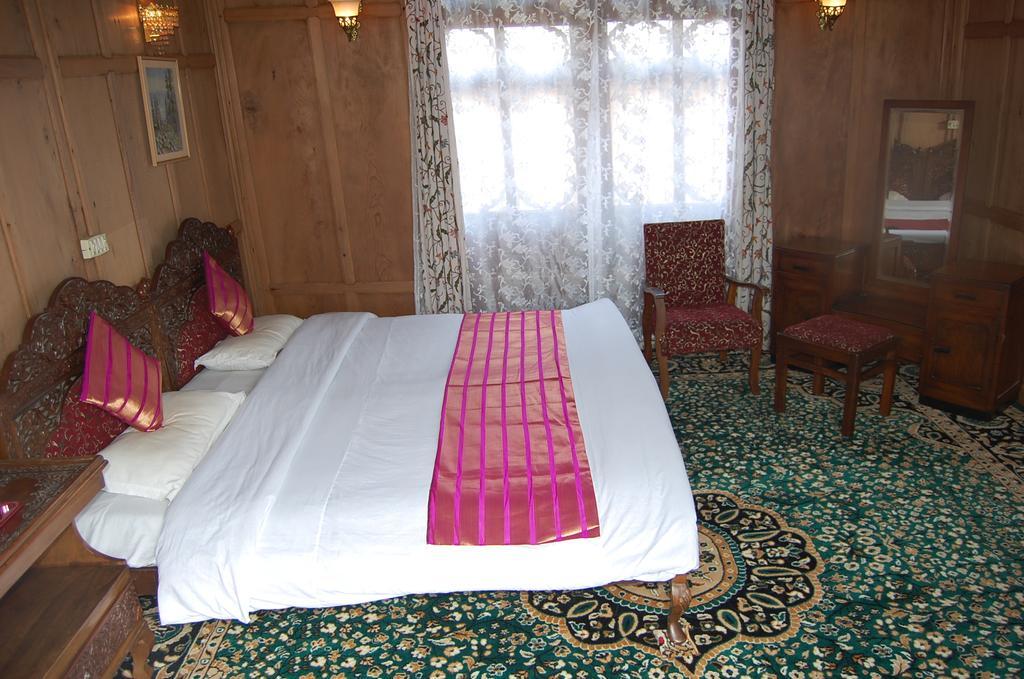 Hotel White House Group Of Houseboats Srīnagar Exterior foto