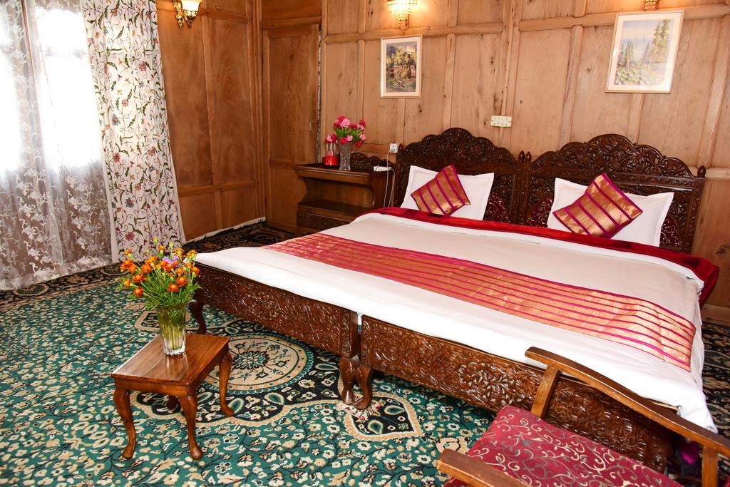 Hotel White House Group Of Houseboats Srīnagar Exterior foto